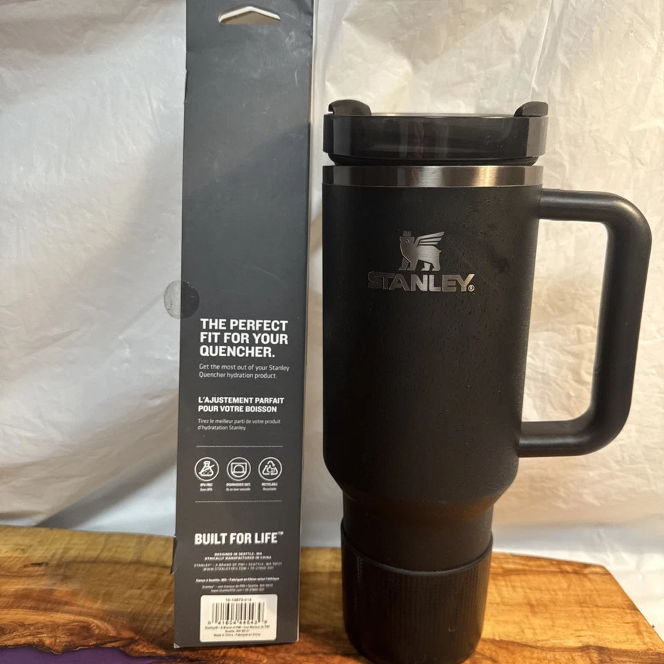 New Stanley 40 oz Tumbler Black with handle and Pack Of 3 new straws.